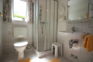 アインベックにあるHotel-Garni Haus Johannaのバスルーム(トイレ、洗面台、シャワー付)