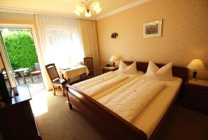 um quarto de hotel com uma cama grande num quarto em Hotel-Garni Haus Johanna em Einbeck