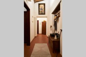 un pasillo con un pasillo que conduce a una habitación en Premiere Apartments - Residenza Le Rose nel Chianti, en Lornano