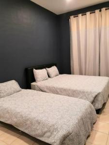 Tempat tidur dalam kamar di Green Hill Resort Tanah Rata 3R2B WiFi
