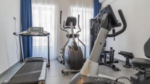 een fitnessruimte met een loopband en crosstrainers in een kamer bij Residence Palazzo dei Delfini by RECEPTIO in Catania