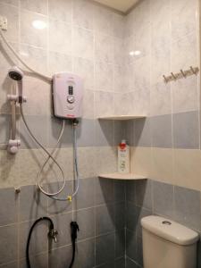 La salle de bains est pourvue d'une douche et de toilettes. dans l'établissement Green Hill Resort Tanah Rata 3R2B WiFi, à Tanah Rata