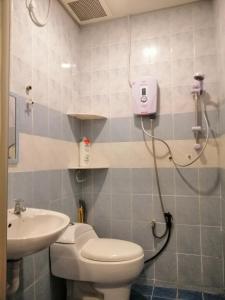 La salle de bains est pourvue de toilettes et d'un lavabo. dans l'établissement Green Hill Resort Tanah Rata 3R2B WiFi, à Tanah Rata
