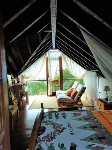 Habitación con tienda de campaña, cama y alfombra en Casa Rural Casa & Monte, en Casas del Monte