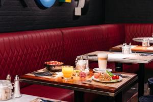 Ruby Leni Hotel Dusseldorf في دوسلدورف: طاولة عليها صينية طعام ومشروبات