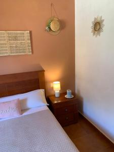 1 dormitorio con cama y mesita de noche con lámpara en Casa Quinta de Teanes, en Salvatierra de Miño