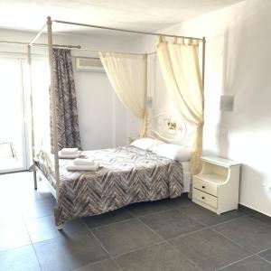 Uma cama ou camas num quarto em Sea View Beach Hotel