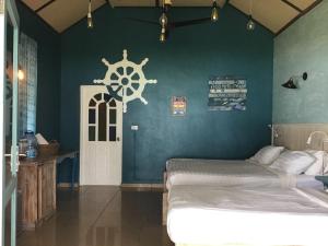 Un pat sau paturi într-o cameră la Heaven Beach Resort & Art