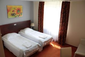 華沙的住宿－Hotel Gordon，酒店客房设有两张床和窗户。