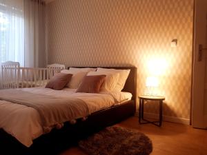 Una cama o camas en una habitación de SUSMED Dąbki