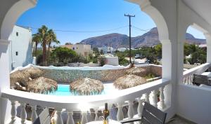 una vista dal balcone di una villa con piscina di Avraki a Kamari