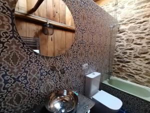 Villanueva de ValrojoにあるLa Fonticaのバスルーム(洗面台、鏡付)