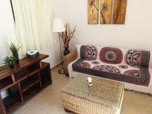 salon z kanapą i stołem w obiekcie Villa Gata w mieście Soúri