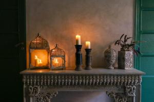 uma mesa com velas e vasos em DECAN Concept Boutique Estate in Ilha de Rhodes