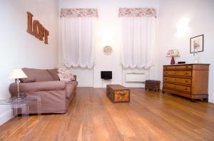 un soggiorno con divano e cassettiera di Charming Santa Croce Loft a Firenze