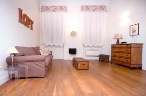 A seating area at Charming Santa Croce Loft