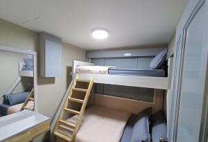 Двуетажно легло или двуетажни легла в стая в Zarania Hillhomes