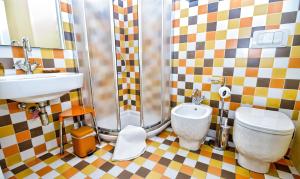 e bagno con doccia, servizi igienici e lavandino. di Charming Santa Croce Loft a Firenze