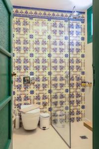 e bagno con servizi igienici e cabina doccia. di DECAN Concept Boutique Estate a Città di Rodi