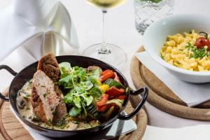 Jídlo v hotelu nebo okolí + 32 fotografií