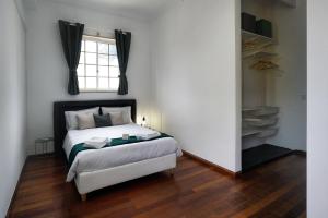 Postel nebo postele na pokoji v ubytování Aroeira Palm Beach Villa