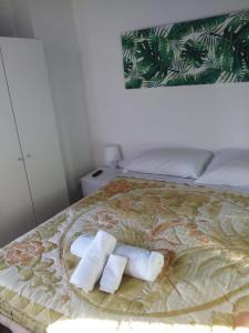 two towels sitting on top of a bed at B&B Piazza San Benedetto in Militello in Val di Catania