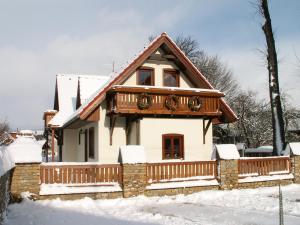 una casa con un ponte nella neve di Apartmánový dom Slniečko a Liptovský Ján