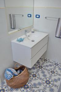 - Baño con lavabo y cesta en el suelo en Villetta baiasalento, en Patù 57 fotos más
