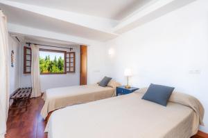 A bed or beds in a room at Villa Beach Palmitos Még 30 kép