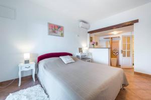 Postel nebo postele na pokoji v ubytování Villa Lora + 18 fotografií