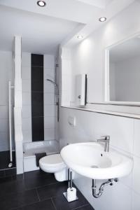 コルシェンブロイヒにあるApartment "New York"のバスルーム(洗面台2台、トイレ、鏡付)