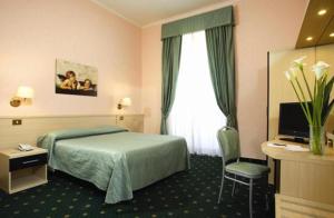 een hotelkamer met een bed en een televisie bij Hotel Priscilla in Rome