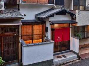 een ingang naar een gebouw met een rode deur bij Connect inn Gion-Bishamoncho in Kyoto