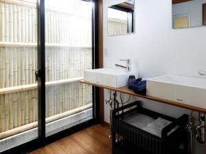 een badkamer met 2 wastafels en een raam bij Connect inn Gion-Bishamoncho in Kyoto +15 foto's