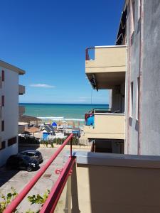 - une vue sur la plage depuis le balcon d'un bâtiment dans l'établissement Sul mare, à Silvi Marina