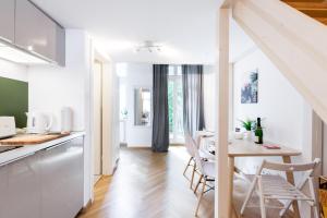 柏林的住宿－DR Apartments Prenzlauer Berg，厨房以及带桌椅的用餐室。