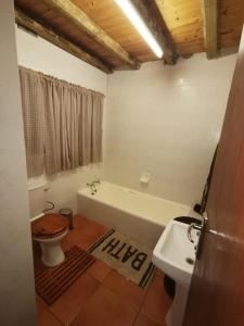 Un baño con bañera, inodoro y lavabo. en Athule Inn Marloth - House, en Marloth Park