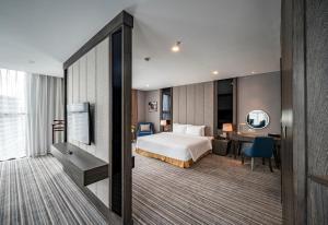 Postel nebo postele na pokoji v ubytování Muong Thanh Luxury Saigon Hotel