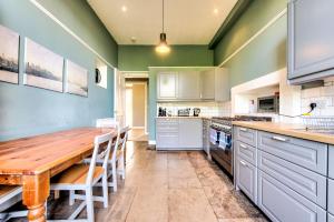 Kitchen o kitchenette sa ALTIDO Bright and Spacious 4-bedroom Apart in Stockbridge