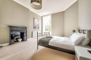 Säng eller sängar i ett rum på ALTIDO Bright and Spacious 4-bedroom Apart in Stockbridge