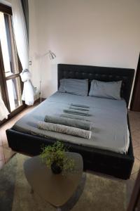 - un lit avec une tête de lit noire et une table dans une chambre dans l'établissement Villa Mercedes, à Rome