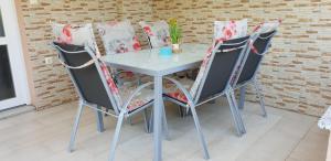 un tavolo e quattro sedie seduti accanto a un muro di mattoni di Holiday Home Begonja a Privlaka (Brevilacqua)