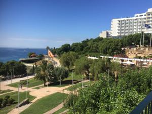 a view of a park with the ocean in the background at Espectacular Tarragona Corsini Apartment-2, en el centro, con parking in Tarragona