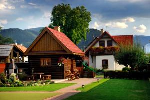 a house with a table and chairs in a yard at Chalupa Alzbeta in Liptovský Ján