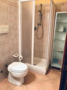 La salle de bains est pourvue d'une douche et de toilettes. dans l'établissement Casa al mare, à Marina di Grosseto
