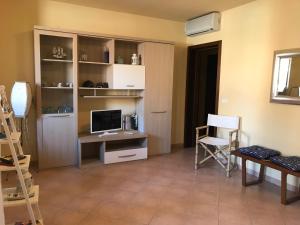 sala de estar con escritorio y TV en Casa al mare, en Marina di Grosseto