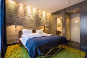 1 dormitorio con 1 cama y pared de madera en CMG - Premium Tour Eiffel - 43, en París