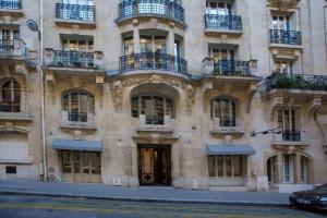 un edificio con ventanas y balcones en una calle en CMG - Premium Tour Eiffel - 43, en París