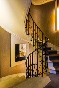 una escalera en una casa con una barandilla negra en CMG - Premium Tour Eiffel - 43, en París