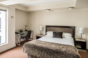 Postel nebo postele na pokoji v ubytování Bolton Hotel